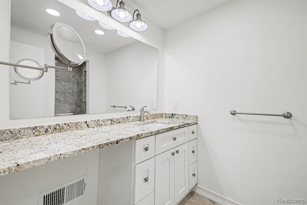 5040 Patrick Road West Bloomfield, MI 48322 - Photo 13 of 30 Gallery Image 13