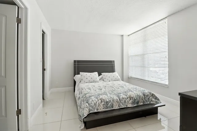 $3,000 | 6 Royal Palm Way, Unit 105, Boca Raton, FL 33432