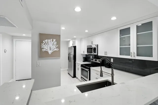 $3,000 | 6 Royal Palm Way, Unit 105, Boca Raton, FL 33432