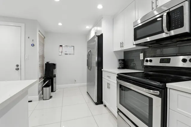 $3,000 | 6 Royal Palm Way, Unit 105, Boca Raton, FL 33432