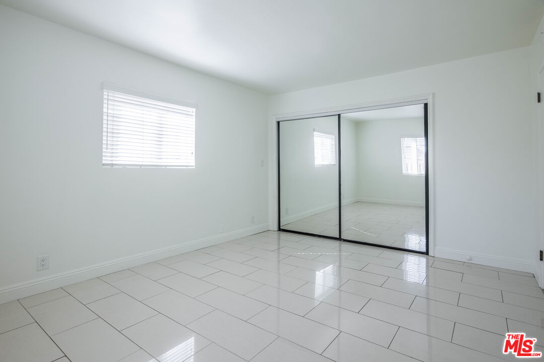 148 South Reeves Drive, Unit 4 Beverly Hills, CA 90212 - Photo 10 of 15 an empty room with a mirror