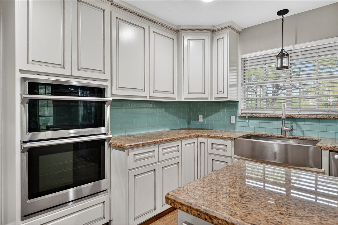 291 Boenig Road Woodsboro, TX 78393 - Photo 9 of 39 built in microwave and oven