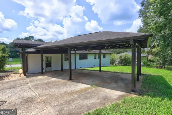 a view of a house with backyard and porch
