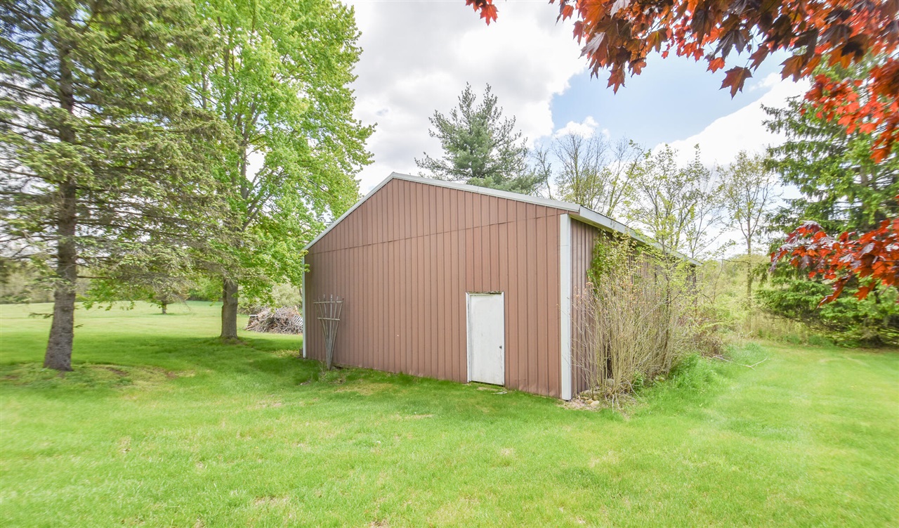 305 Ridge Road Quincy, MI 49082 - Photo 3 of 34 Gallery Image 3