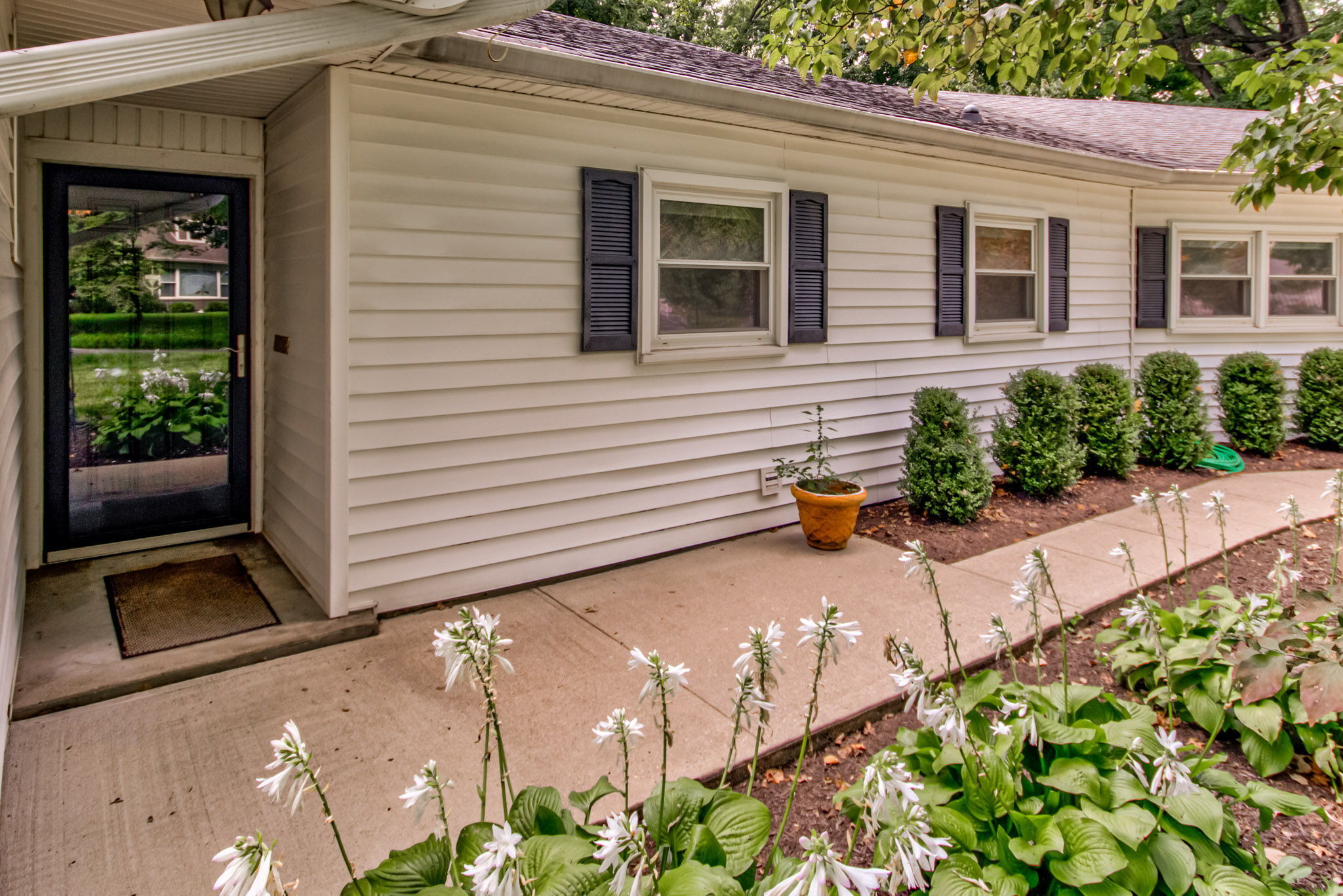 5872 Compton Street Indianapolis, IN 46220 - Photo 4 of 58