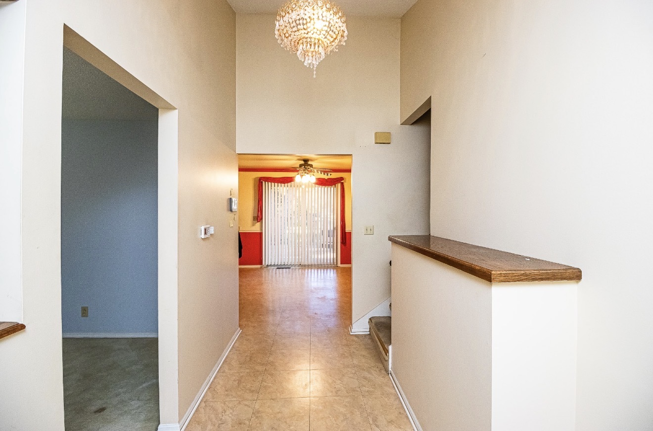 911 Colonade Road Shorewood, IL 60404 - Photo 14 of 36 a view of a hallway with entryway