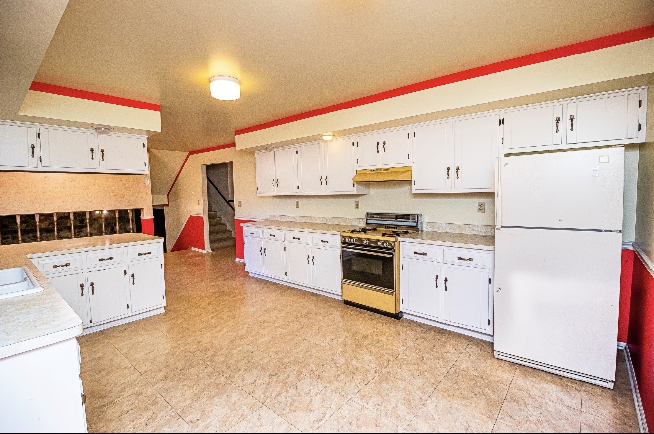 911 Colonade Road Shorewood, IL 60404 - Photo 19 of 36 a kitchen with granite countertop a refrigerator a stove and white cabinets