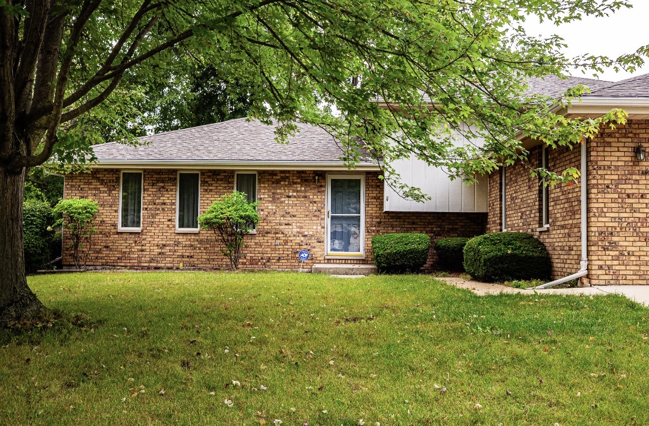 911 Colonade Road Shorewood, IL 60404 - Photo 2 of 36 a front view of a house with yard and green space
