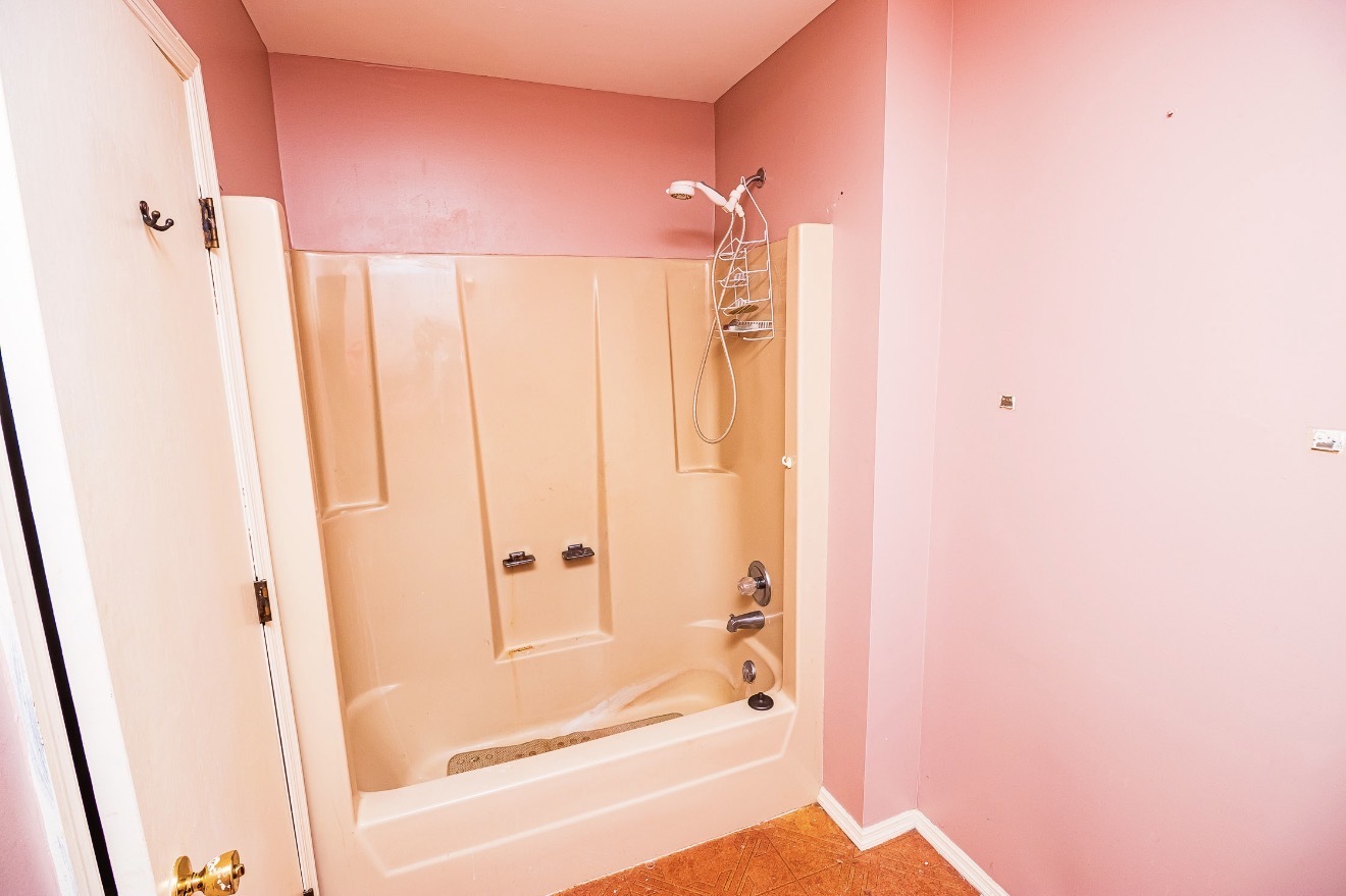 911 Colonade Road Shorewood, IL 60404 - Photo 31 of 36 a bathroom with a shower and a tub