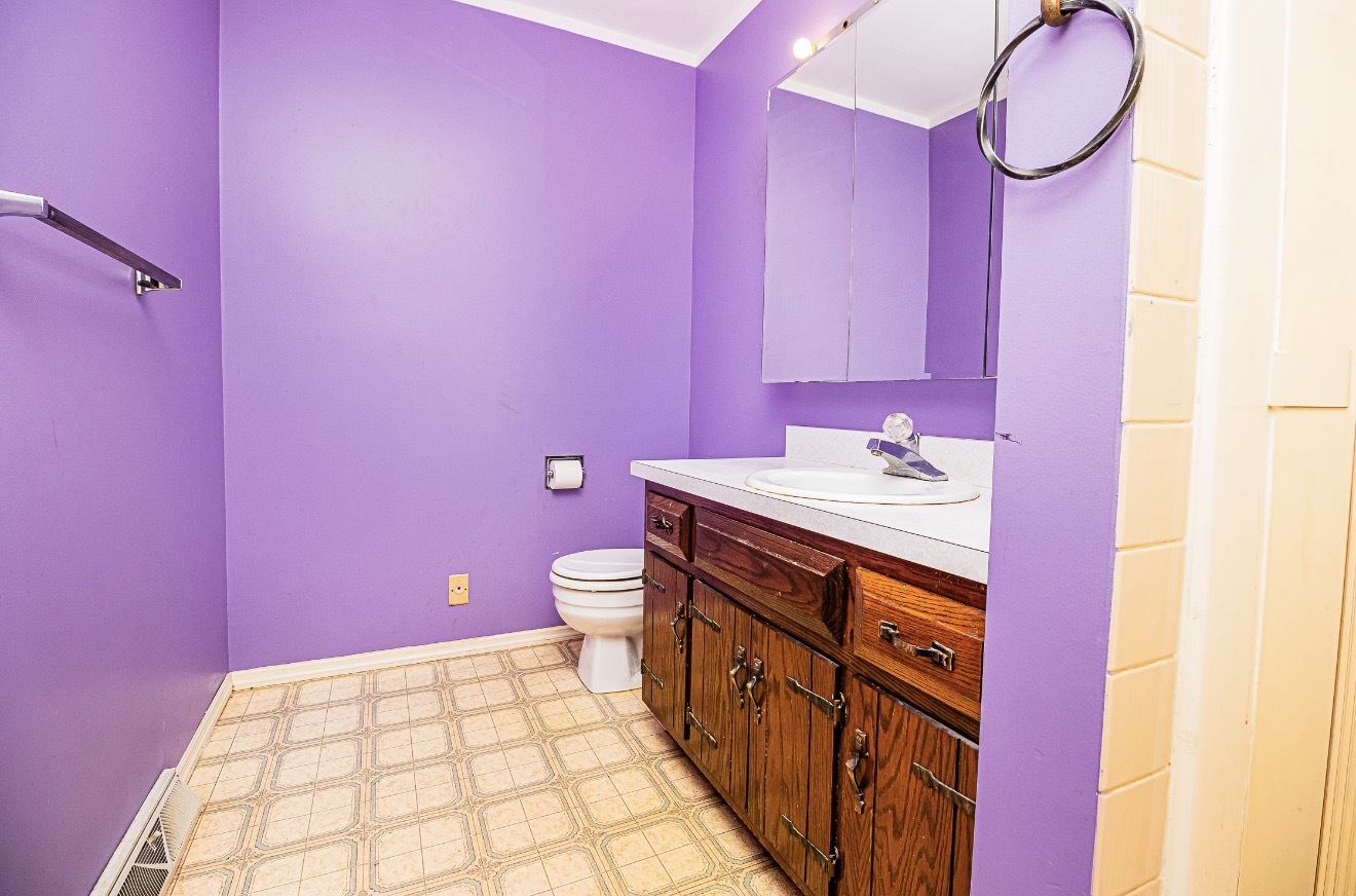 911 Colonade Road Shorewood, IL 60404 - Photo 33 of 36 a bathroom with a sink a toilet and mirror