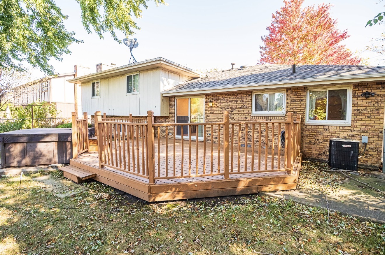 911 Colonade Road Shorewood, IL 60404 - Photo 5 of 36 a view of a house with a yard