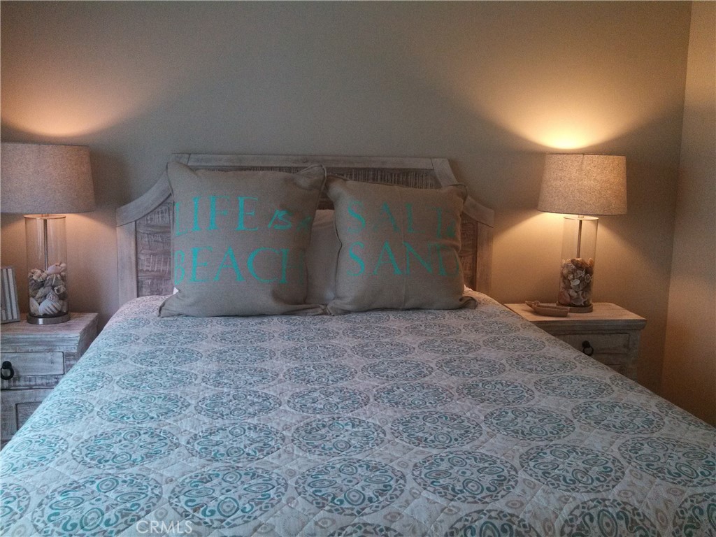 2500 Main Street Morro Bay, CA 93442 - Photo 6 of 9 a room with a bed and a lamp