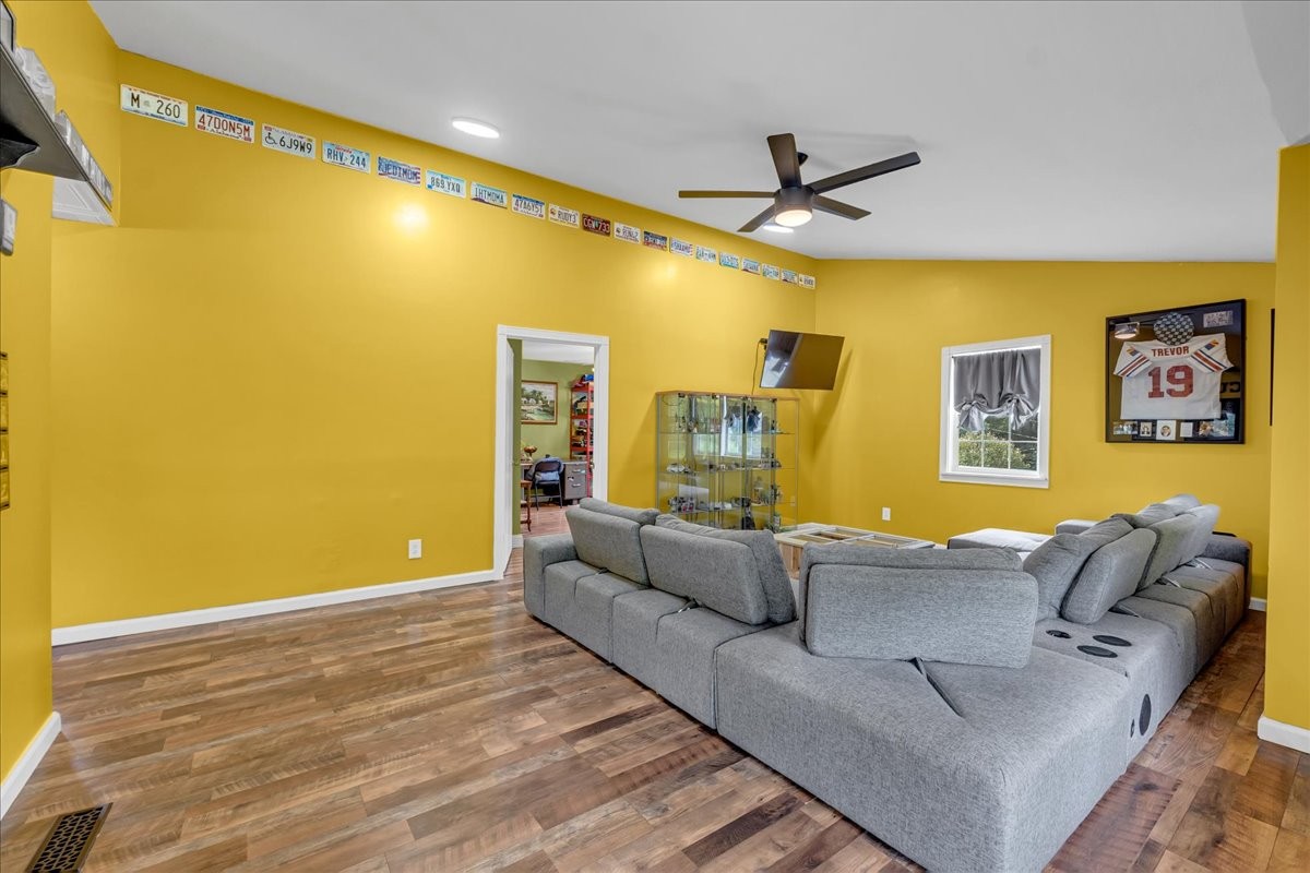 413 Walden Ridge Road Manchester, TN 37355 - Photo 16 of 71 a living room with couches and painted walls