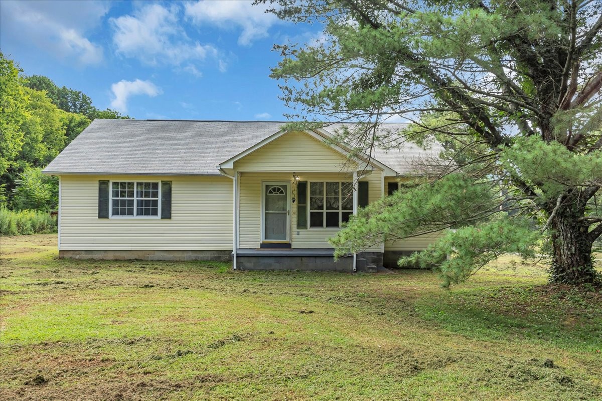 413 Walden Ridge Road Manchester, TN 37355 - Photo 2 of 71 a front view of a house with a garden