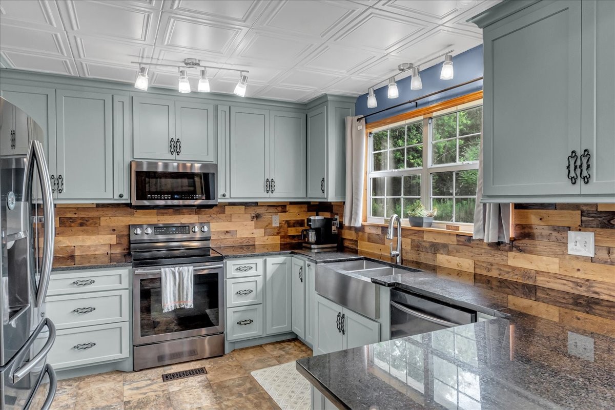 413 Walden Ridge Road Manchester, TN 37355 - Photo 5 of 71 a kitchen with stainless steel appliances granite countertop a stove and a sink