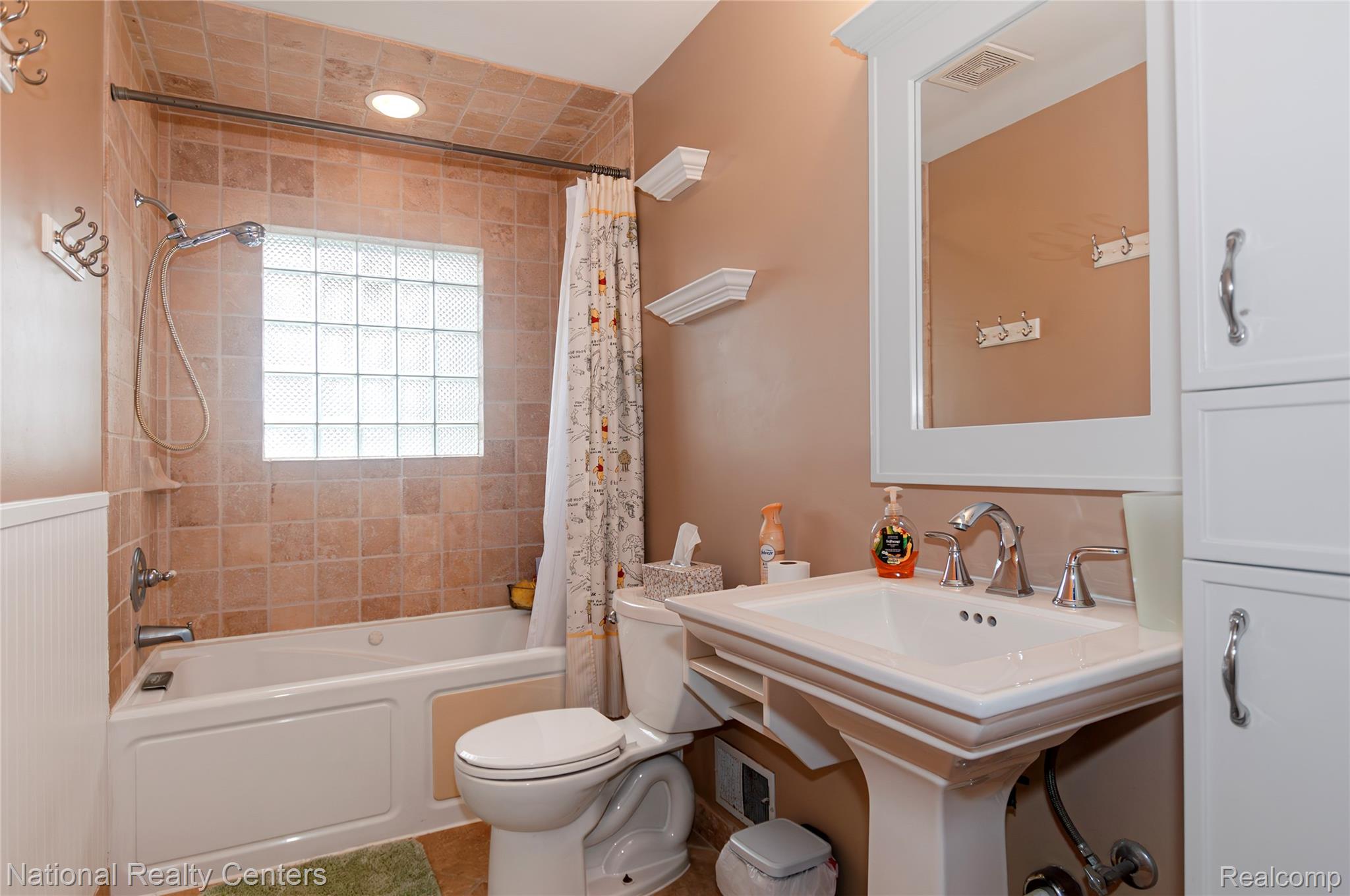 2446 Milverton Road Troy, MI 48083 - Photo 19 of 41 Full bathroom featuring shower / bath combination with curtain and toilet