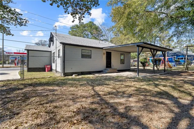 a view of a house with a yard