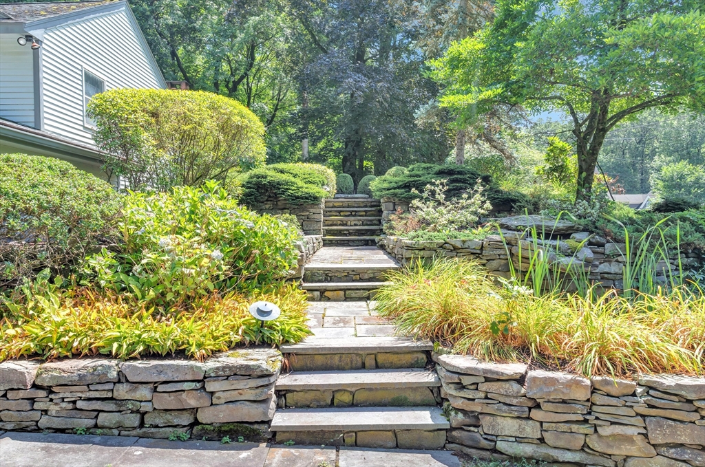 24 Dunelm Road Bedford, MA 01730 - Photo 2 of 31