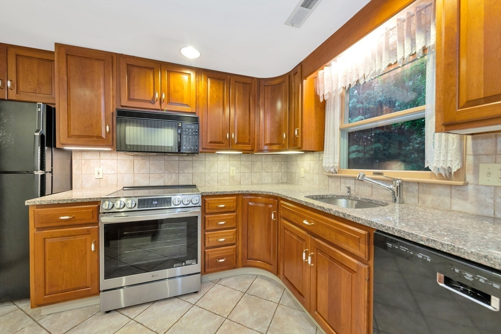 24 Dunelm Road Bedford, MA 01730 - Photo 6 of 31