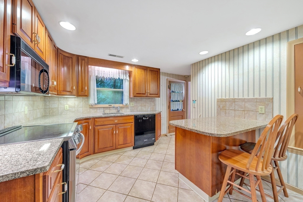 24 Dunelm Road Bedford, MA 01730 - Photo 8 of 31