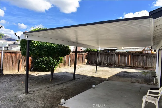 a view of a backyard