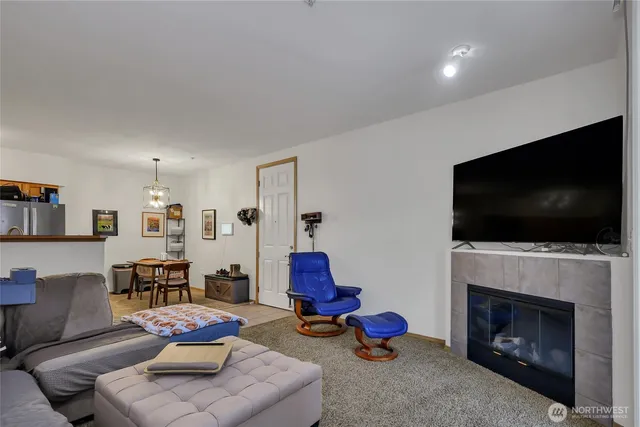 $320,000 | 18527 101st Ave Court East, Unit 213, Puyallup, WA 98375