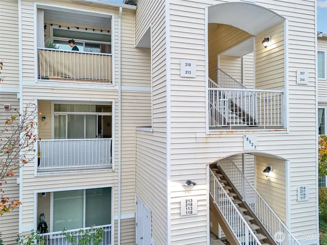 $320,000 | 18527 101st Ave Court East, Unit 213, Puyallup, WA 98375