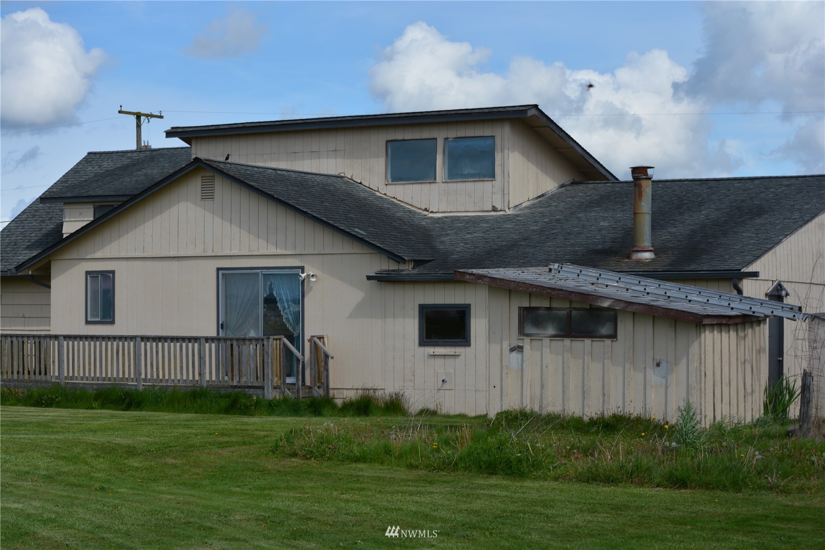 16384 Jungquist Road Mount Vernon, WA 98273 - Photo 9 of 11 a front view of a house with a yard
