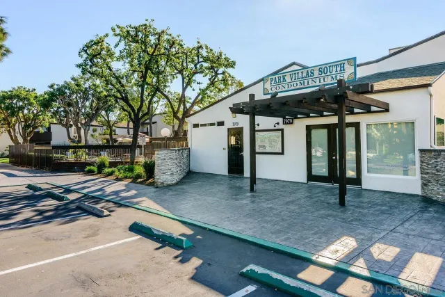 a view of a entrance gate of the house