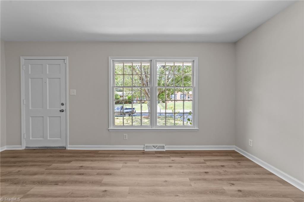 2507 Fontaine Road Greensboro, NC 27407 - Photo 15 of 34 Living area.