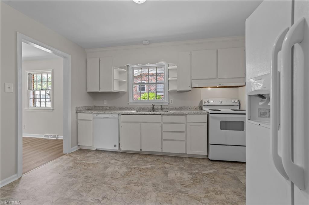 2507 Fontaine Road Greensboro, NC 27407 - Photo 5 of 34 Kitchen.