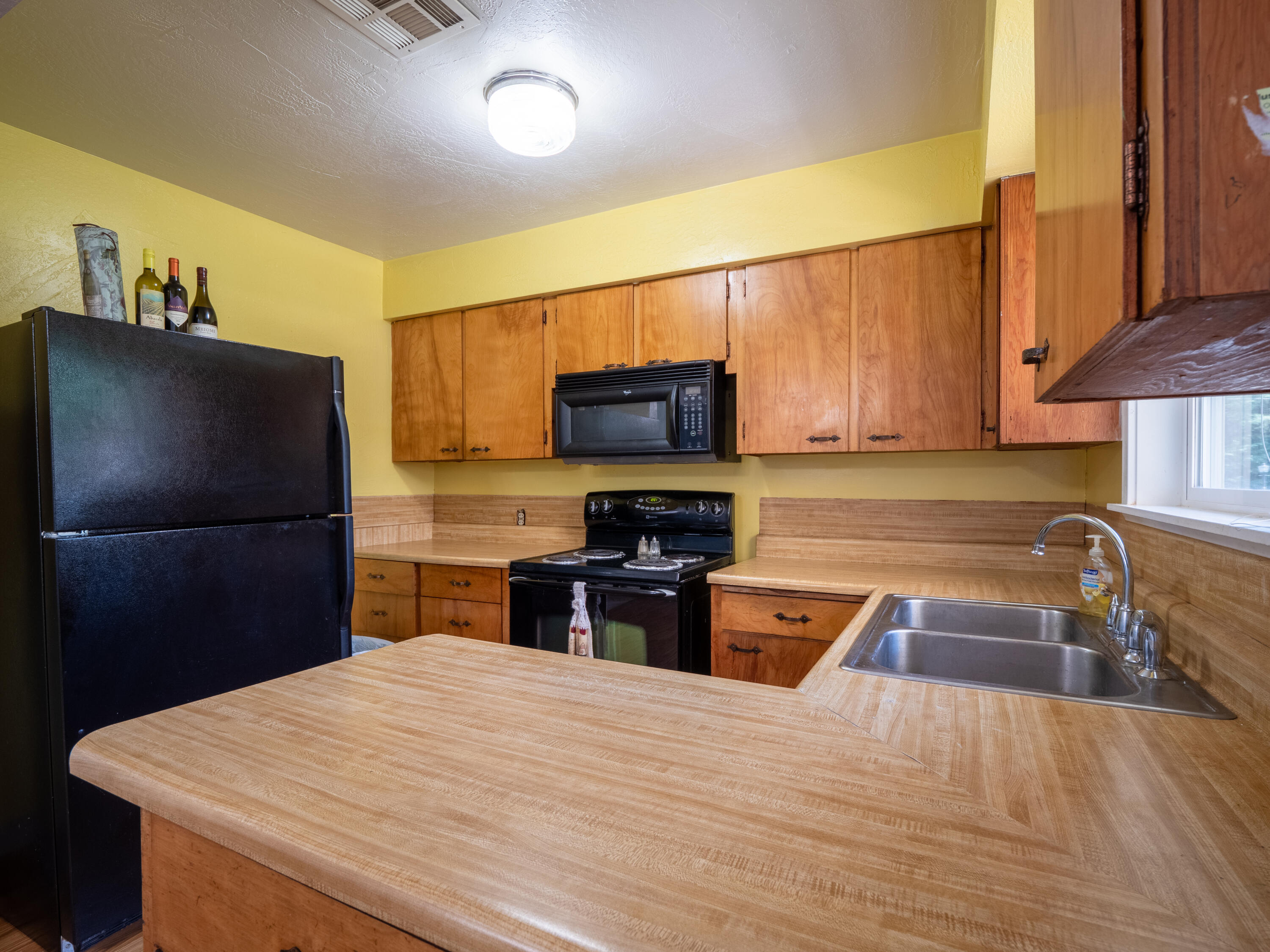 2725 Ruth Drive Medford, OR 97504 - Photo 11 of 29 Kitchen 1