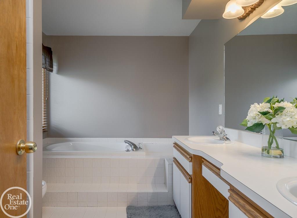 1066 Skyview Court Rochester, MI 48307 - Photo 18 of 39 31243439-17.JPG