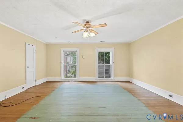 a view of empty room with window