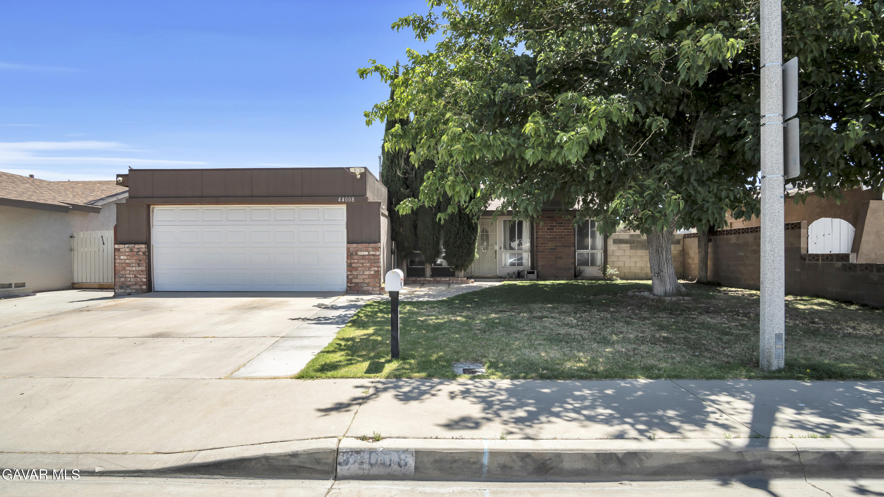 44008 Raysack Avenue Lancaster, CA 93535 - Photo 2 of 27 2-Front