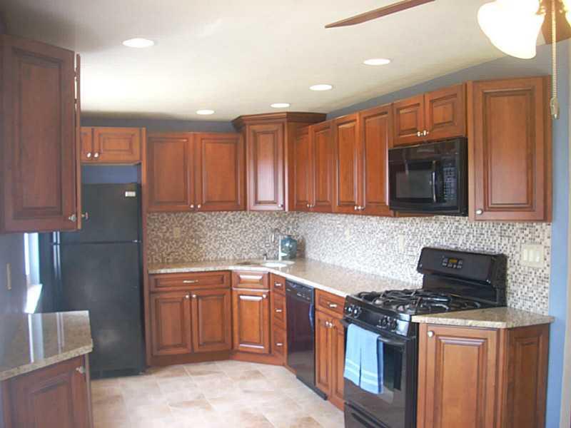 830 Lindsay Road Carnegie, PA 15106 - Photo 4 of 10 Kitchen.