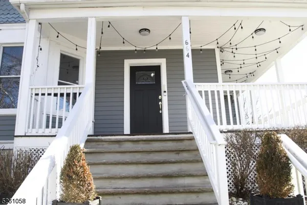 a view of entryway with a front door