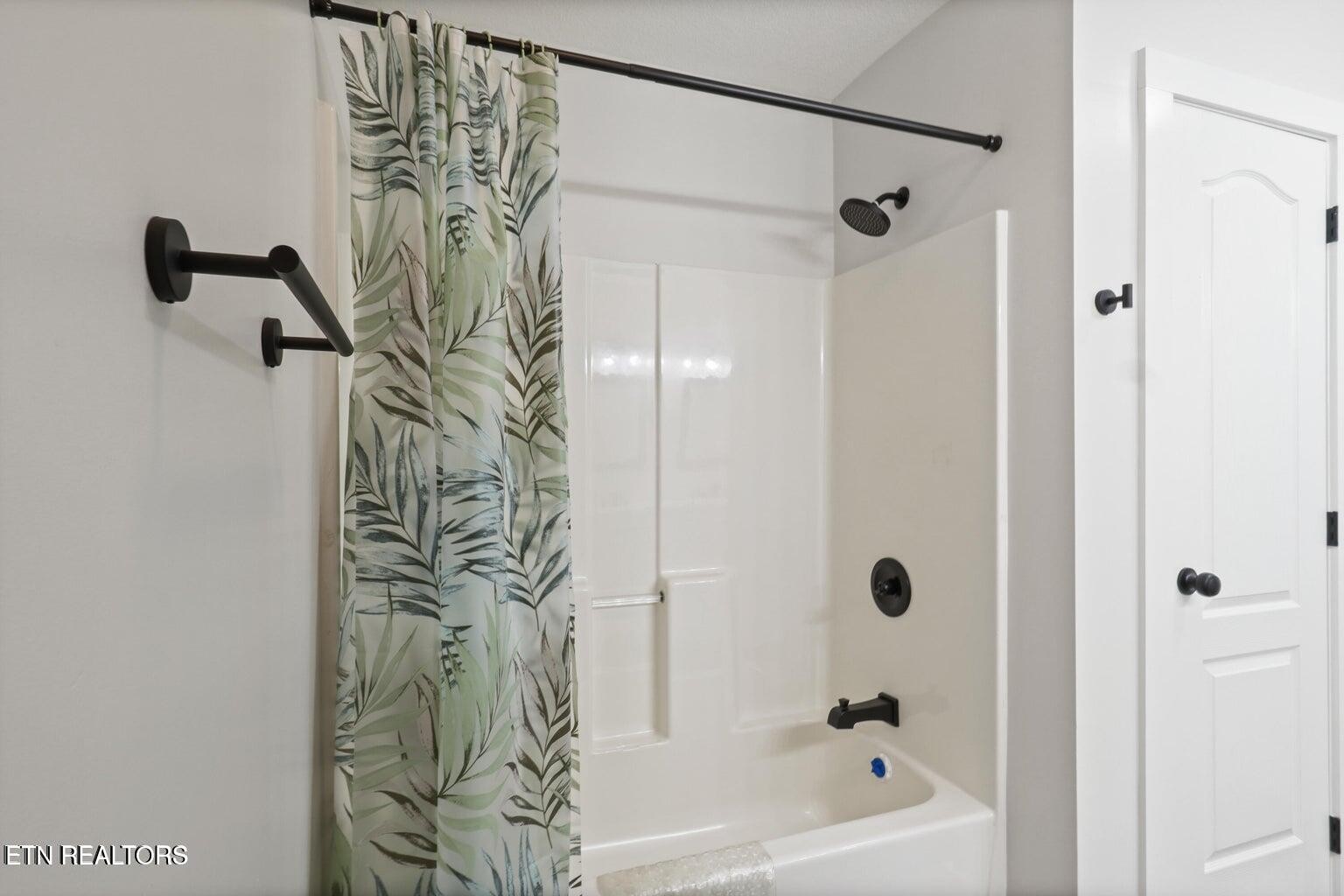 589 Possum Valley Road Maynardville, TN 37807 - Photo 25 of 49 a bathroom with a bathtub and shower