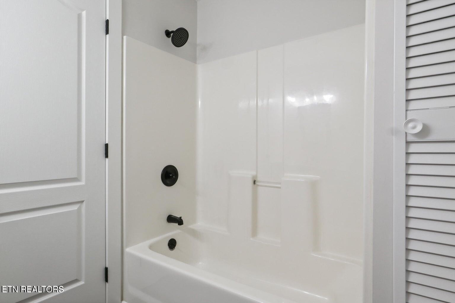 589 Possum Valley Road Maynardville, TN 37807 - Photo 33 of 49 a bathroom with a bathtub