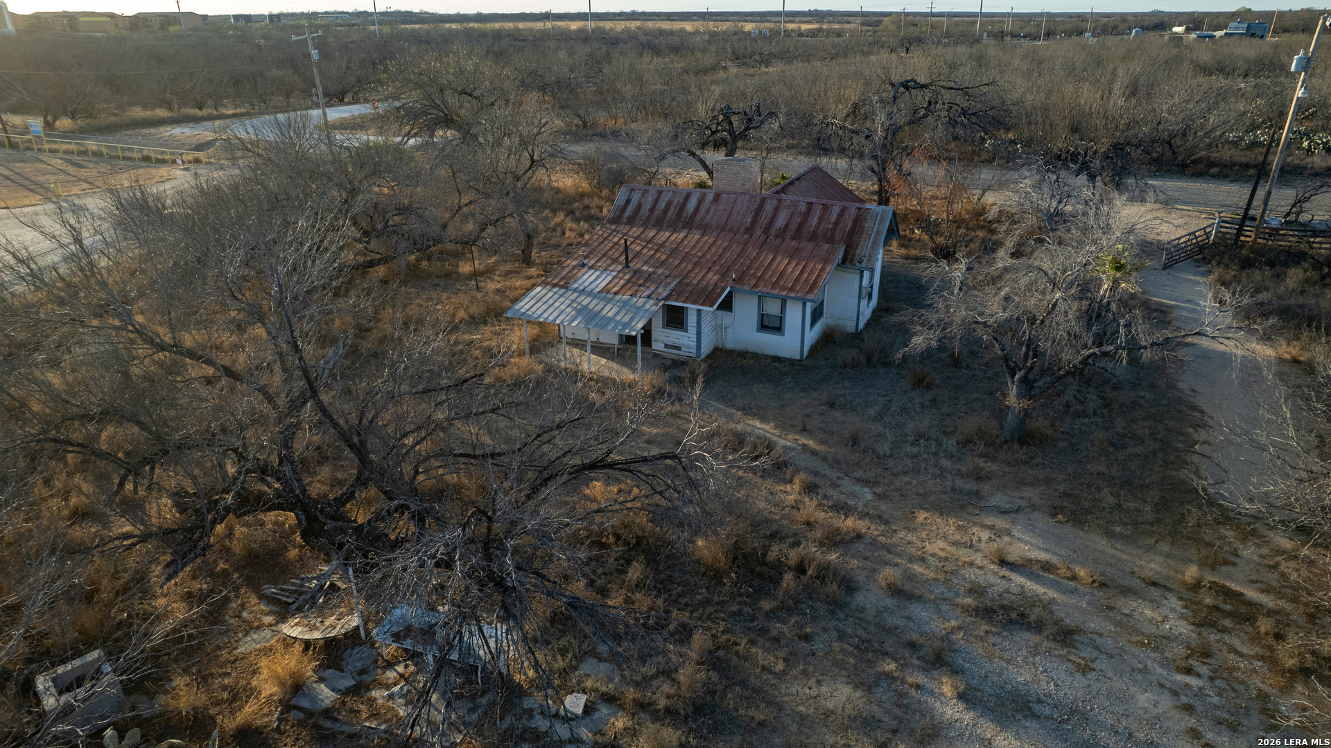 214 Cox Lane Road Carrizo Springs, TX 78834 - Photo 29 of 31 a view of a house with a yard and sitting area
