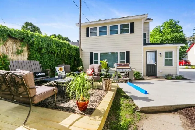 $2,500 | 816 Wisconsin Street, Lake Geneva, WI 53147