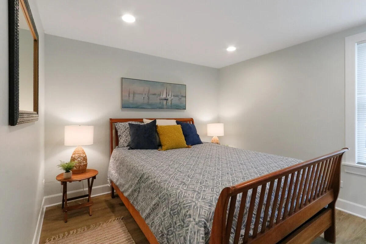 816 Wisconsin Street Lake Geneva, WI 53147 - Photo 5 of 10 Queen Bed
