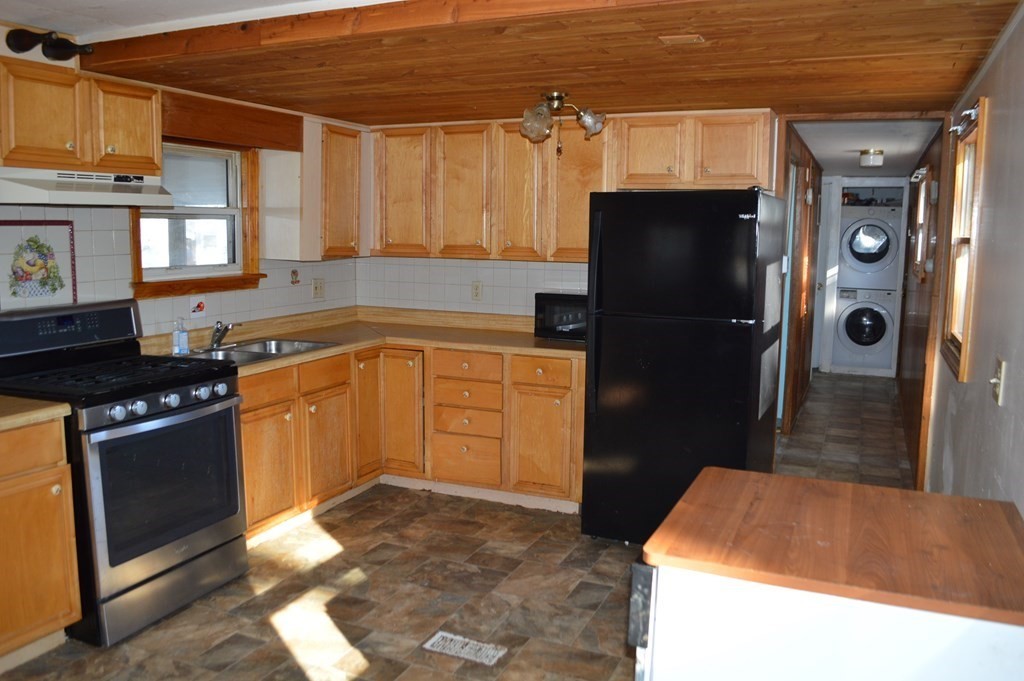 237 Lothrop Street Taunton, MA 02780 - Photo 6 of 16 Gallery Image 6