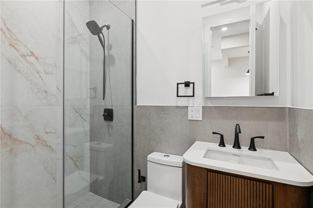220 Schaefer Street, Unit 2B Brooklyn, NY 11207 - Photo 6 of 10
