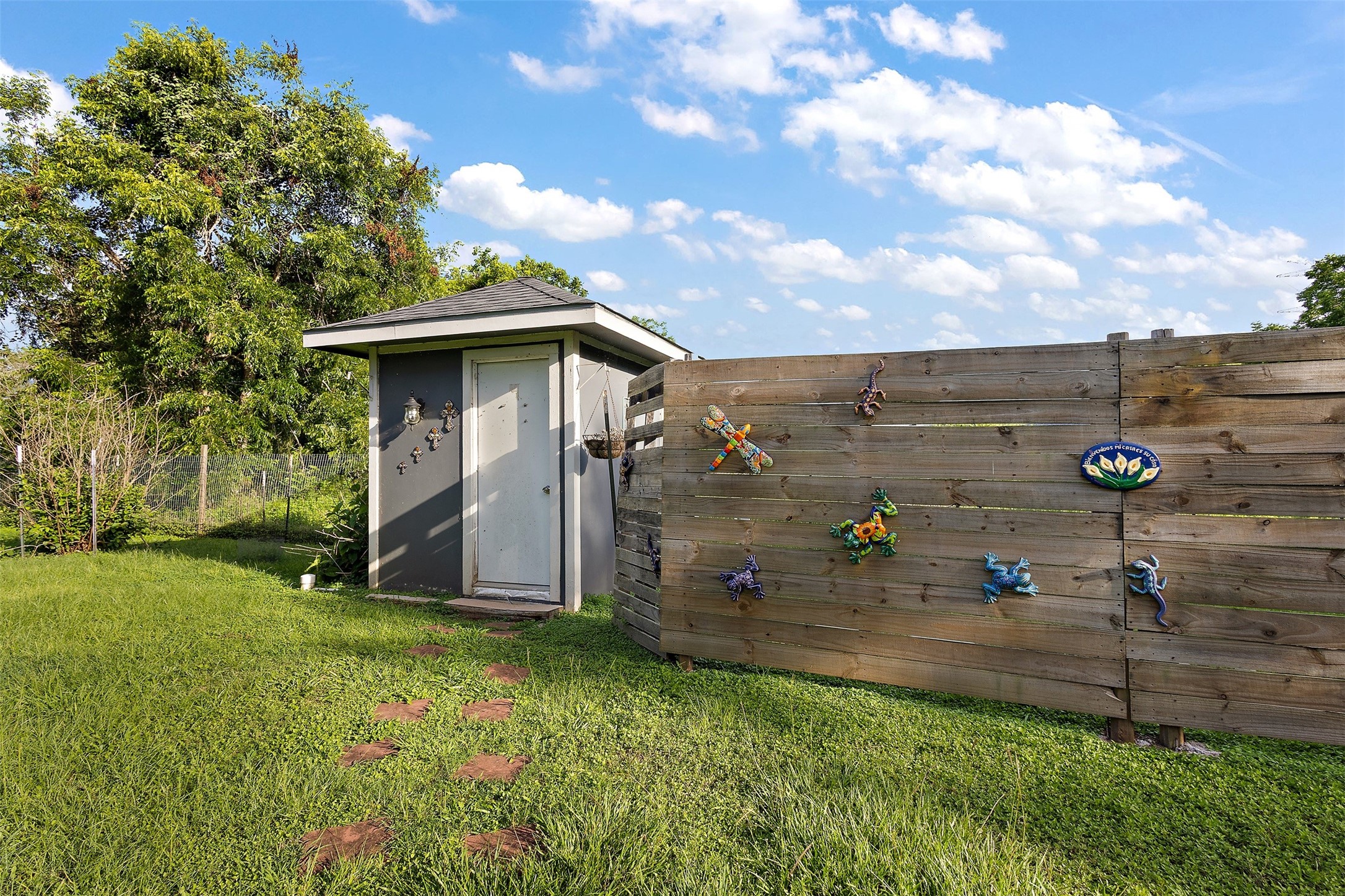 625 Pittman Road Richmond, TX 77469 - Photo 33 of 41 Outdoor Half Bath for Guest Convenience
