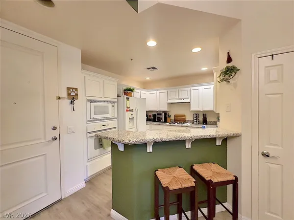 $2,100 | 27 East Agate Avenue, Unit 305, Las Vegas, NV 89123