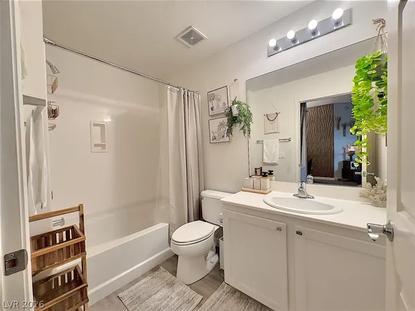 $2,100 | 27 East Agate Avenue, Unit 305, Las Vegas, NV 89123