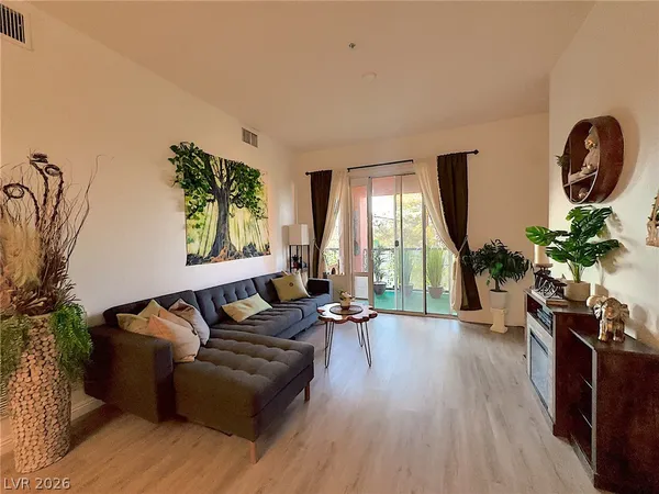 $2,100 | 27 East Agate Avenue, Unit 305, Las Vegas, NV 89123