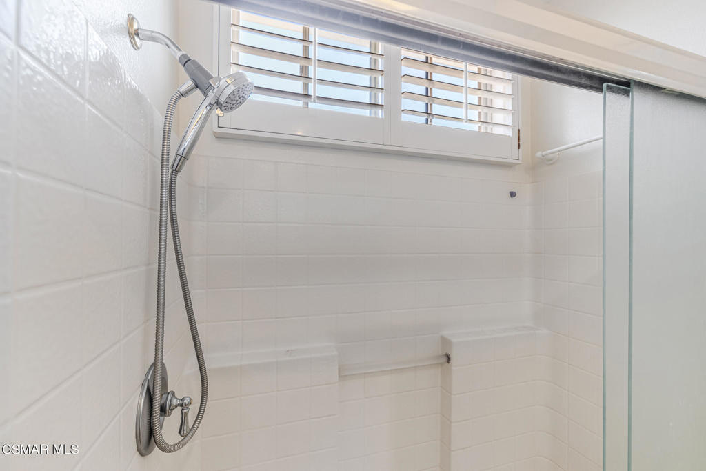 4038 Napoli Place Moorpark, CA 93021 - Photo 22 of 33 a bathroom with a bath tub