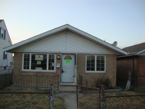 5236 State Road Burbank, IL 60459 - Photo 1 of 3 a house with yard in front of it